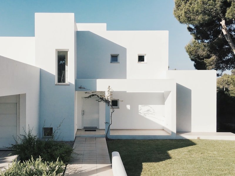 Compact detached dwelling surrounded by greenery